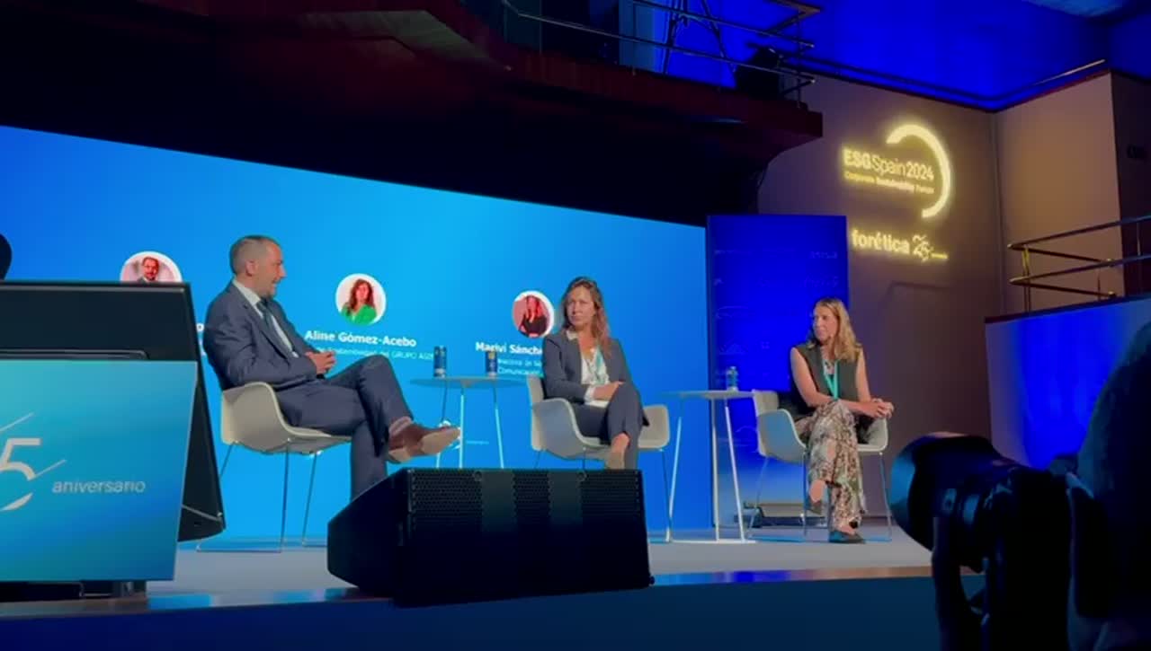 Aline speaking at a healthcare conference